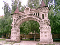 Уцелевшие ворота монастыря можно увидеть на улице Осипенко